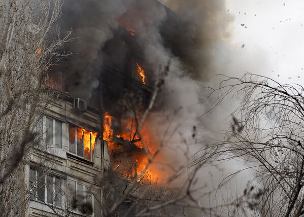 Пожар в разрушенном в результате взрыва бытового газа многоэтажном доме по улице Космонавтов в Волгоград