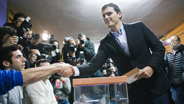Лидер партии Граждане Альберт Ривера (слева) голосует на выборах в парламент Испании