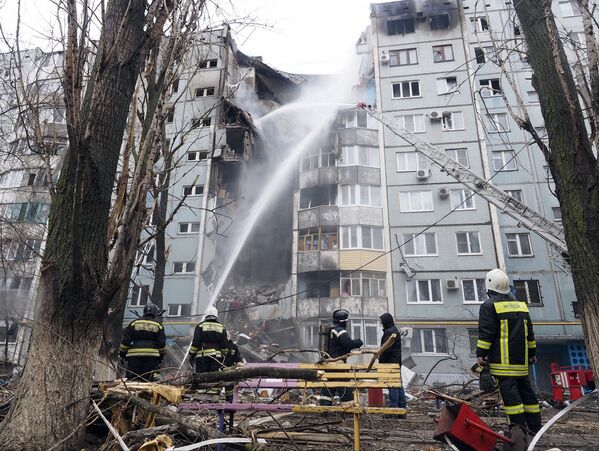 Сотрудники МЧС РФ у разрушенного в результате взрыва бытового газа многоэтажного дома по улице Космонавтов в Волгограде