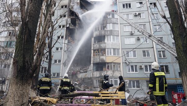 Сотрудники МЧС РФ у разрушенного в результате взрыва бытового газа многоэтажного дома по улице Космонавтов в Волгограде. Архивное фото