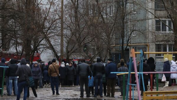 У разрушенного в результате взрыва бытового газа многоэтажного дома по улице Космонавтов в Волгограде
