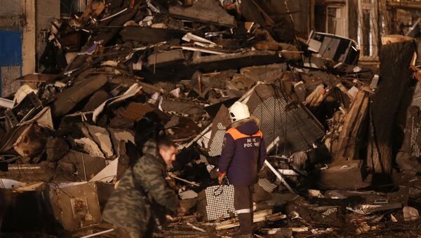 Сотрудник МЧС РФ у разрушенного в результате взрыва бытового газа многоэтажного дома по улице Космонавтов в Волгограде