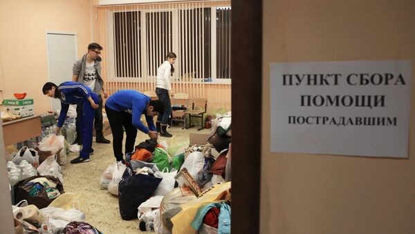 Волонтеры работают на пункте сбора гуманитарной помощи для жителей, пострадавших в результате взрыва бытового газа в многоэтажном доме по улице Космонавтов, в школе №33 города Волгограда