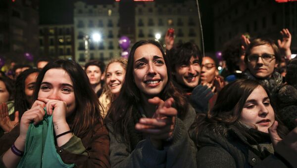 Сторонники Podemos реагируют на обращение лидера партии Пабло Иглесиаса после парламентских выборов в Испании