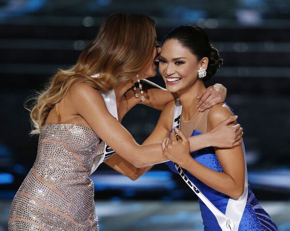 Мисс Колумбия Ариадна Гутиере и Мисс Филиппины Пиа Алонзо во время участия в конкурсе Мисс Вселенная-2015