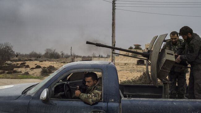 Военнослужащие Сирийской арабской армии на территории взятого под контроль военного аэродрома Мардж аль-Султан на юго-востоке Дамаска