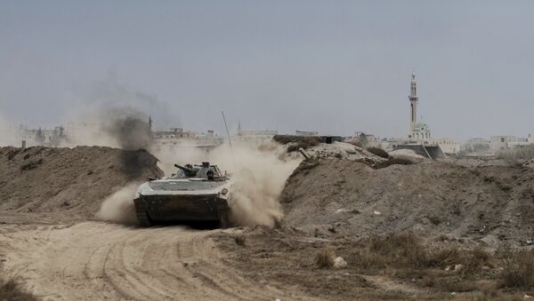 Военнослужащие Сирийской арабской армии (САА) на территории взятого под контроль военного аэродрома Мардж аль-Султан на юго-востоке Дамаска. Архивное фото