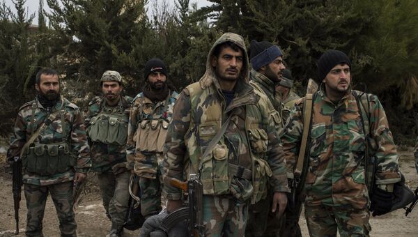 Военнослужащие Сирийской арабской армии на территории взятого под контроль военного аэродрома Мардж аль-Султан на юго-востоке Дамаска. Архивное фото
