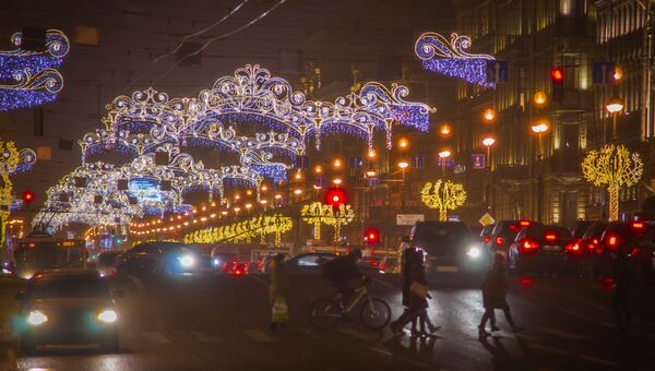 Новогоднее украшение Невского проспекта в Санкт-Петербурге, архивное фото