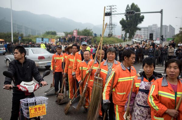 Уборщики на месте оползня в Китае, 21 декабря 2015