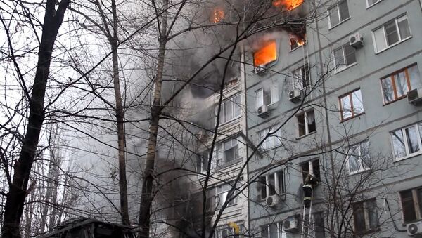 Работа пожарных и спасателей на месте взрыва газа в жилом доме в Волгограде