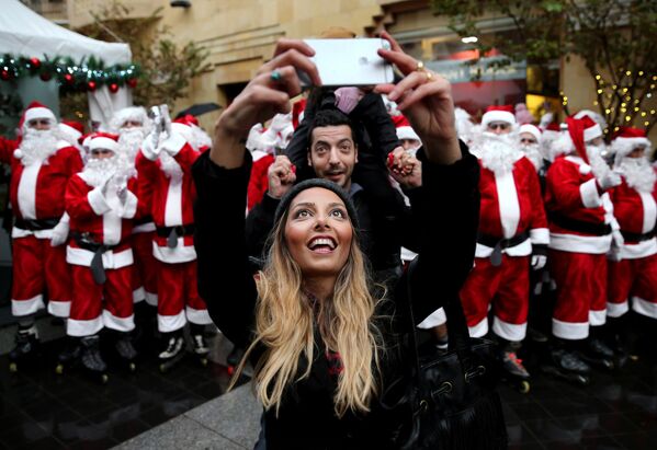 Пара делает селфи во время рождественского парада в Бейруте, Ливан