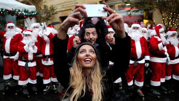 Пара делает селфи во время рождественского парада в Бейруте, Ливан