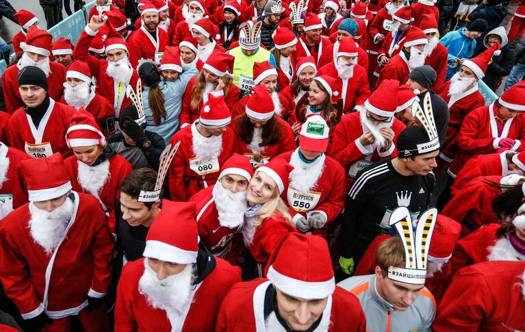 Участники благотворительного забега Дедов Морозов Happy Run перед стартом.