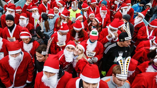 Участники благотворительного забега Дедов Морозов Happy Run перед стартом. Архивное фото