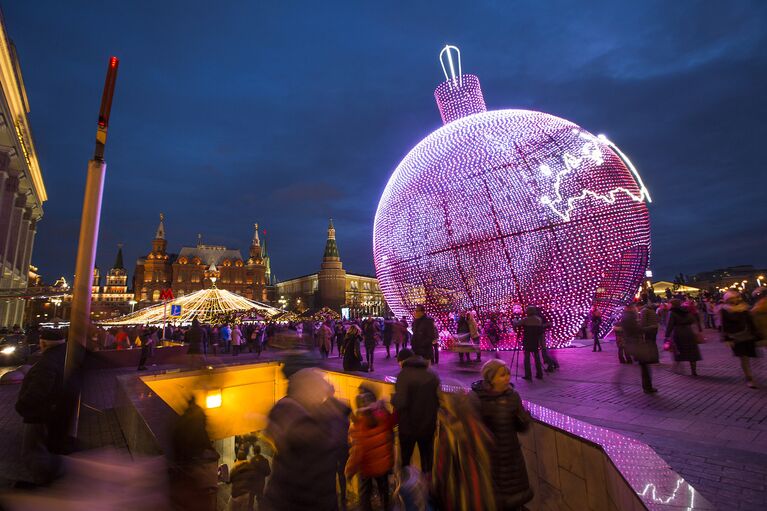 Люди на Манежной площади в Москве