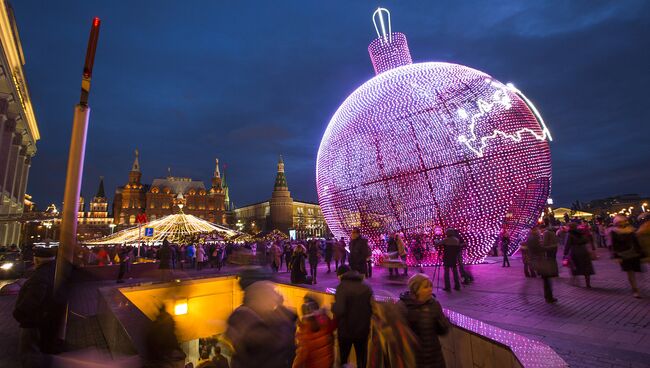 Люди на Манежной площади в Москве