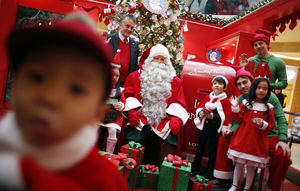 Рождественские встречи детей с Санта-Клаусом в одном из торговых центров в Сеуле, Южная Корея