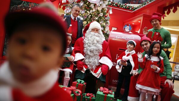 Рождественские встречи детей с Санта-Клаусом в одном из торговых центров в Сеуле, Южная Корея. Архивное фото