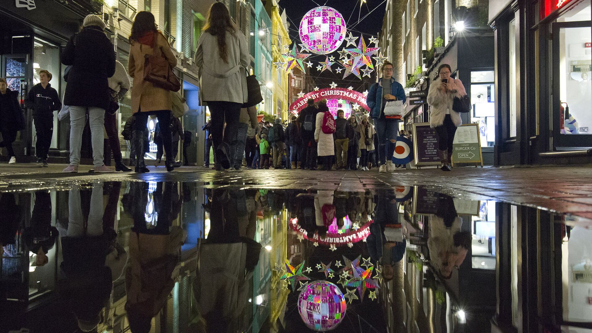 Покупатели на Carnaby Street в центре Лондона - РИА Новости, 1920, 27.11.2022