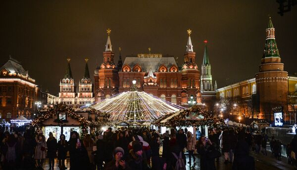 Рождественская ярмарка, где установлены световые инсталляции в рамках Международного фестиваля Рождественский свет на Охотном Ряду в Москве.