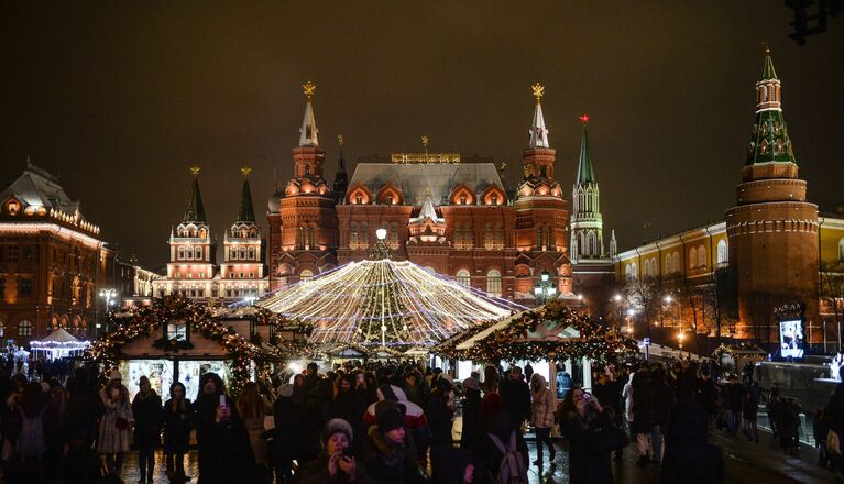 Рождественская ярмарка, где установлены световые инсталляции в рамках Международного фестиваля Рождественский свет на Охотном Ряду в Москве.