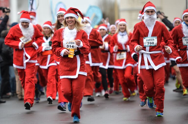 Участники благотворительного забега Дедов Морозов Happy Run на ВДНХ