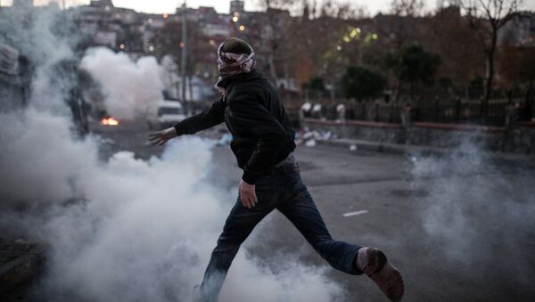 Столкновения протестующих с полицией в Стамбуле. Архивное фото