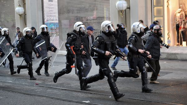 Столкновения протестующих с полицией в Стамбуле. Архивное фото