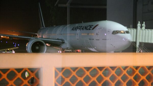 Самолет авиакомпании Air France, прибывший за пассажирами рейса, прерванного из-за сообщения о бомбе