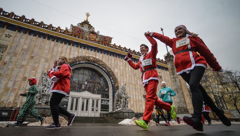 Участники благотворительного забега Дедов Морозов Happy Run на ВДНХ