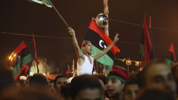 Люди празднуют известие о восстании в Триполи против режима Муаммара Каддафи