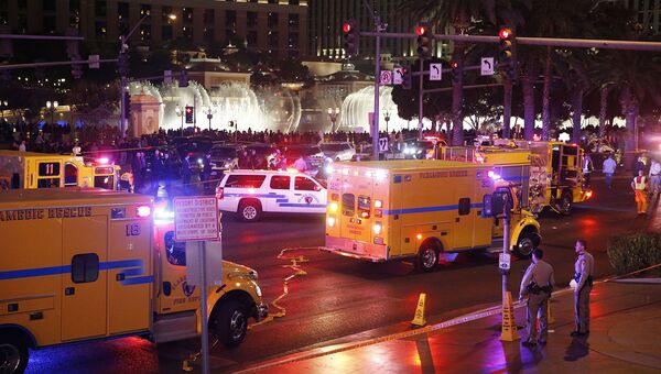 Полиция и скорая помощь на месте ДТП неподалеку от Hollywood Hotel в Лас-Вегасе. 20 декабря 2015