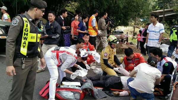 Тайские спасатели помогают раненым во время ДТП в городе Чиангмай на севере Таиланда