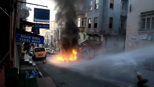 Полицейские водометами тушили горящий мусор во время беспорядков в Стамбуле