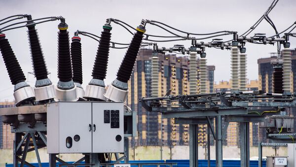 Провода, изоляторы, трансформаторы и датчики работы электроподстанции Парнас в Санкт-Петербурге. Архивное фото