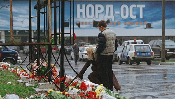 Москвичи и гости столицы приносят цветы и свечи к зданию Театрального центра на Дубровке. Архивное фото