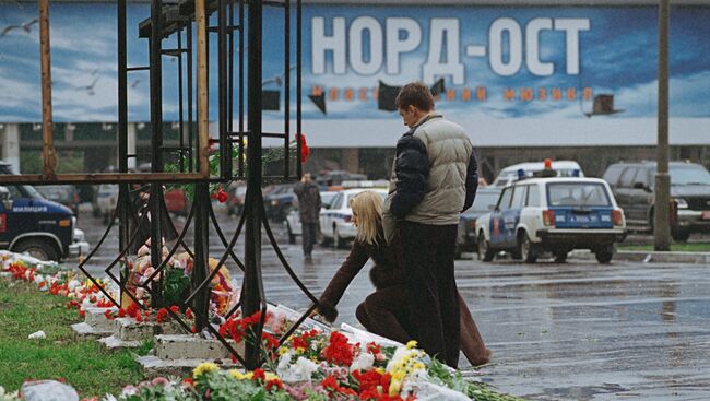 Возложение цветов у Театрального центра на Дубровке. Архивное фото