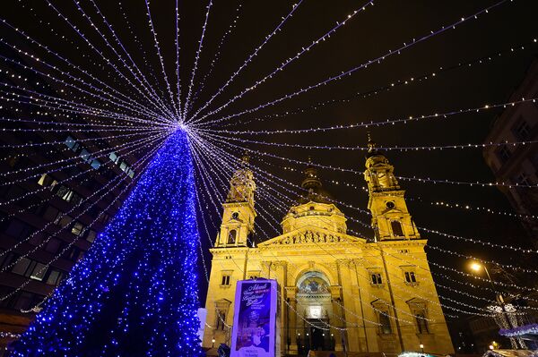 Рождественская елка около базилики Святого Стефана в Будапеште