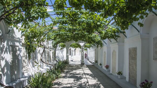 Виноградный дворик в караимских кенассах в Евпатриии, Крым