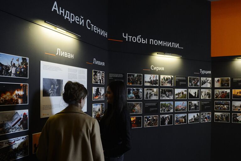 Сотрудники МИА Россия сегодня у экспозиции фотографий корреспондента Андрея Стенина