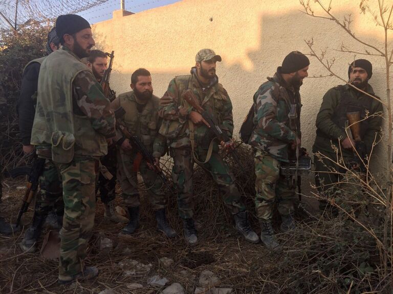 Военнослужащие Сирийской арабской армии на территории взятого под контроль района Мардж аль-Султан