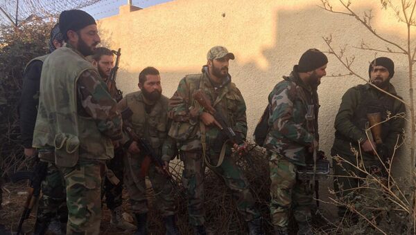Военнослужащие Сирийской арабской армии на территории взятого под контроль района Мардж аль-Султан