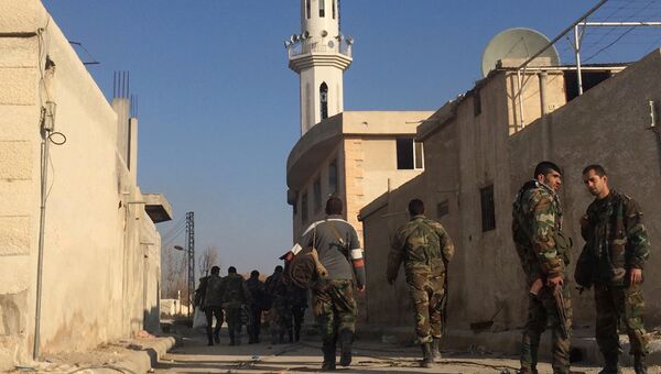 Военнослужащие Сирийской арабской армии на территории взятого под контроль района Мардж аль-Султан на юго-востоке Дамаска. Архивное фото