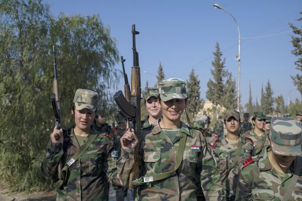 Курсанты женской военной Академии в Дамаске на занятиях по боевой подготовке