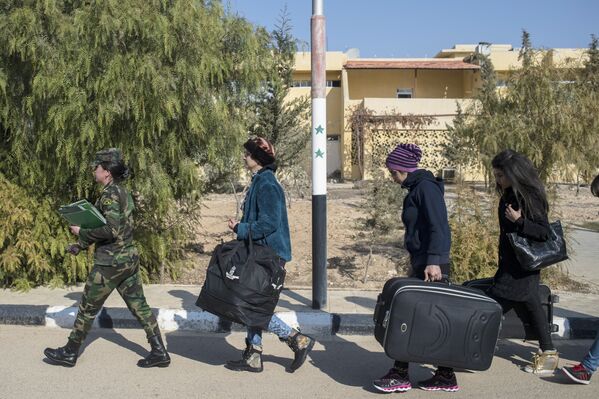 Вновь прибывшие курсанты женской военной Академии в Дамаске