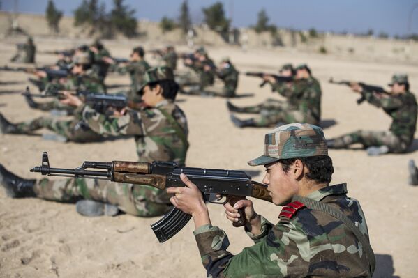 Курсанты женской военной Академии в Дамаске на занятиях по боевой подготовке
