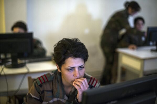 Курсант женской военной Академии в Дамаске на занятиях