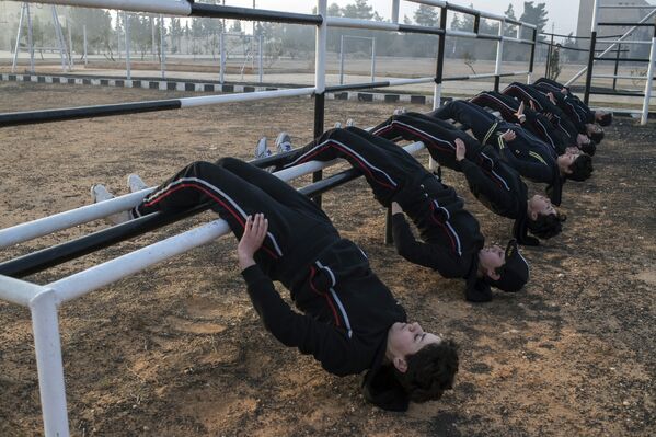 Курсанты женской военной Академии в Дамаске на занятиях по физической подготовке