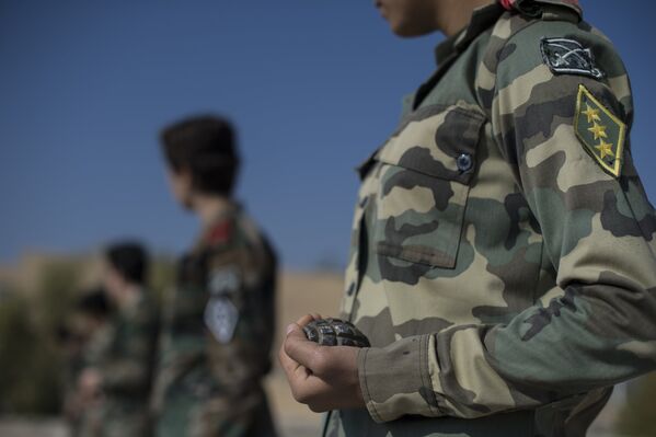 Курсанты женской военной Академии в Дамаске обучаются метанию гранаты на занятиях по боевой подготовке